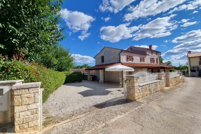 Poreč, Tar - ESCLUSIVA DELL'AGENZIA- Due case in pietra a 3 km dal mare