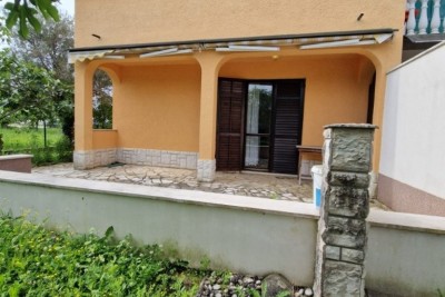 Poreč, okolica, Dvojna obiteljska kuća s okućnicom, 2 km od mora