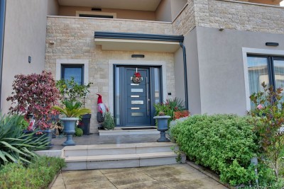 Poreč, okolica, Lepa urejena dvojna hiša, 4 km od Poreča