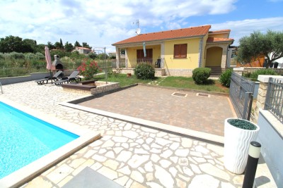 Poreč, Umgebung, Freistehendes Erdgeschosshaus mit Pool, 10 km vom Meer entfernt