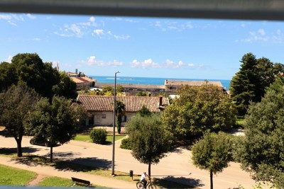 Poreč, širi centar, Stan s dvije spavaće sobe i pogledom na more, 200 m od mora